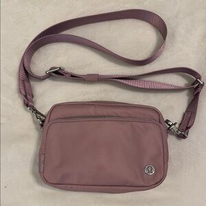 Lululemon Athletica Everywhere Crossbody Bag 2L with Adjustable Strap silver